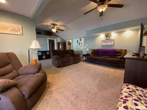 921 E Carroll St, Macomb, IL 61455 photo 4