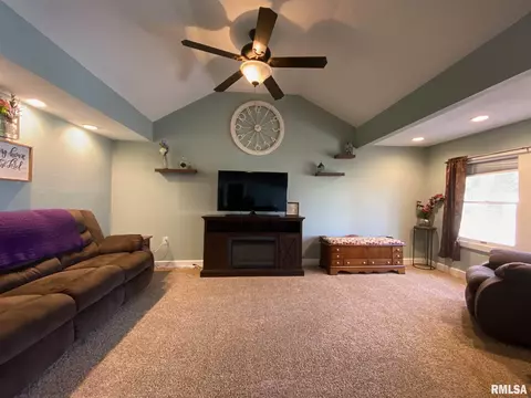 921 E Carroll St, Macomb, IL 61455 photo 6