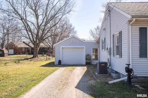 232 E Sheridan St, Manito, IL 61546 photo 4