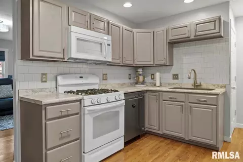310 E State St, Tremont, IL 61568 photo 8