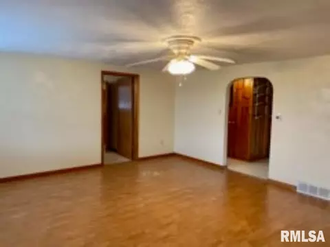 1124 S Johnson St, Macomb, IL 61455 photo 5