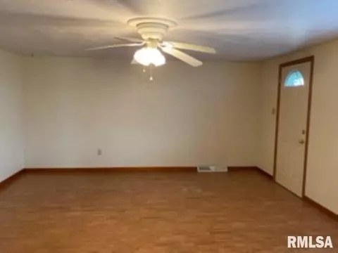 1124 S Johnson St, Macomb, IL 61455 photo 3