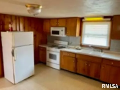 1124 S Johnson St, Macomb, IL 61455 photo 9