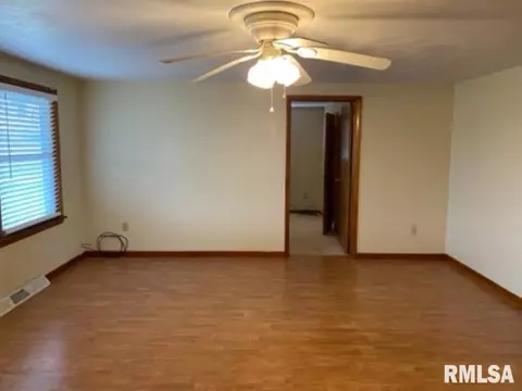 1124 S Johnson St, Macomb, IL 61455 photo 4
