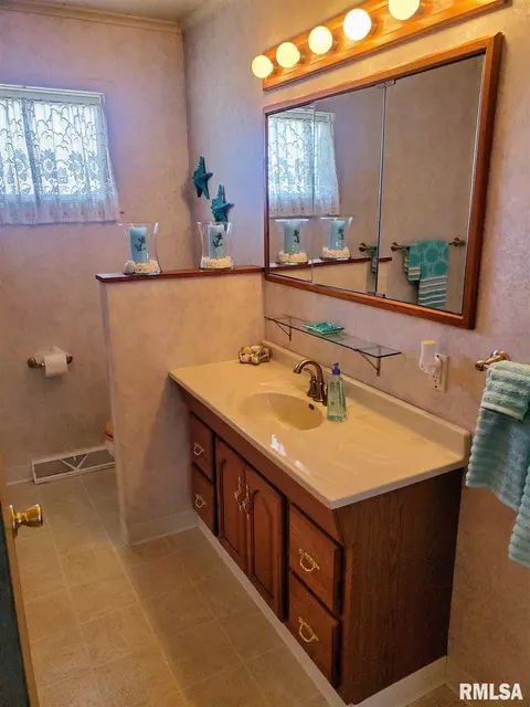 9309 E Manito Rd, Manito, IL 61546 photo 13