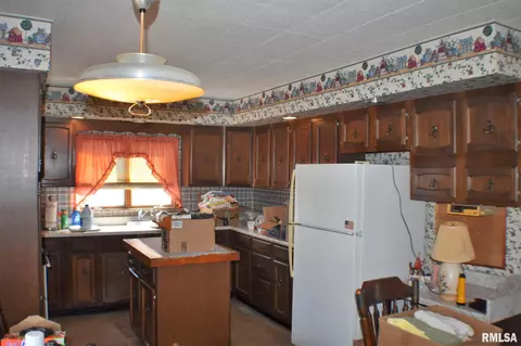745 E Walnut St, Canton, IL 61520 photo 7