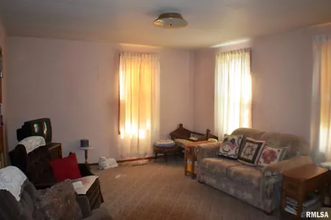 745 E Walnut St, Canton, IL 61520 photo 6