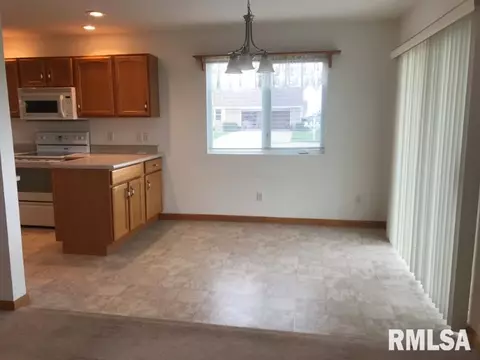413 Pinecrest Dr, Macomb, IL 61455 photo 4
