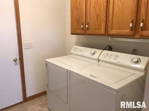 413 Pinecrest Dr, Macomb, IL 61455 photo 9