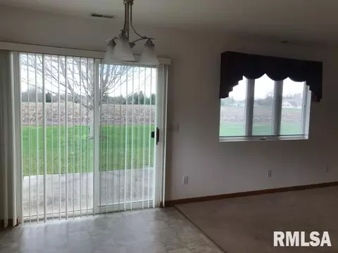 413 Pinecrest Dr, Macomb, IL 61455 photo 5