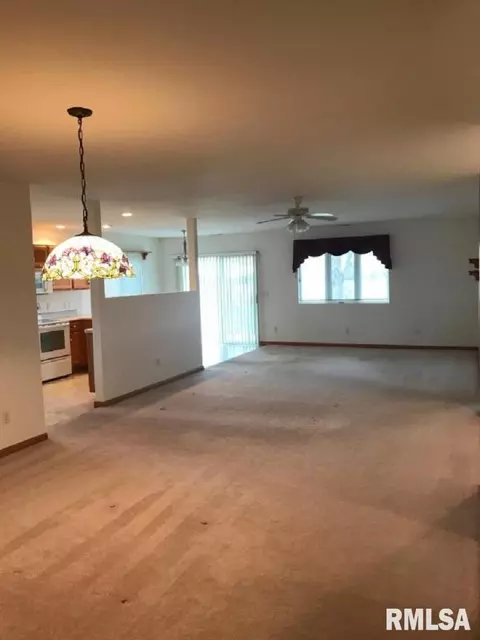 413 Pinecrest Dr, Macomb, IL 61455 photo 2