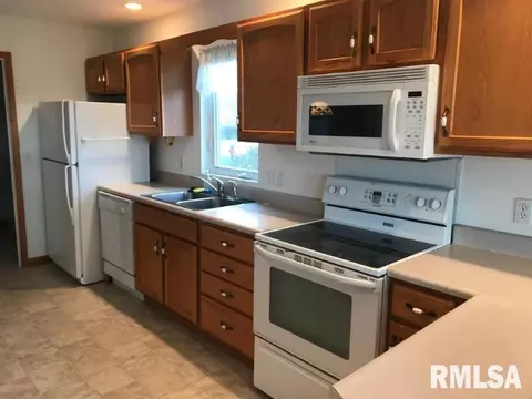 413 Pinecrest Dr, Macomb, IL 61455 photo 3