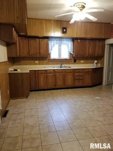 636 Custer Pl, Canton, IL 61520 photo 6