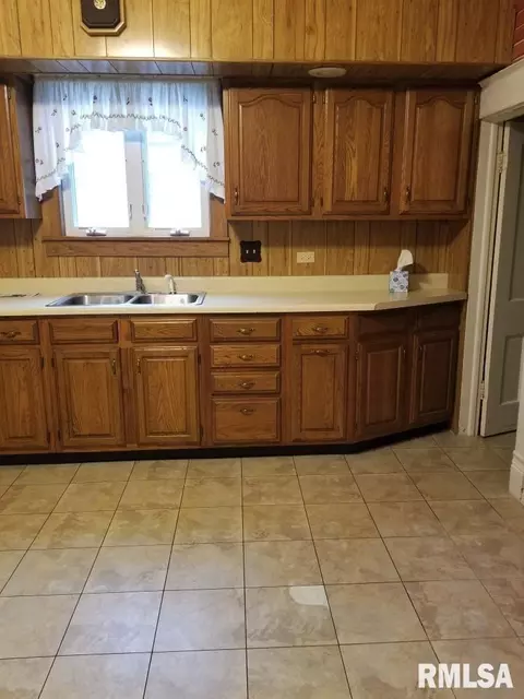 636 Custer Pl, Canton, IL 61520 photo 5