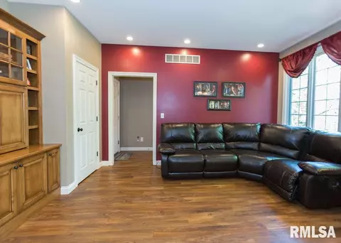 203 Parkway Dr, Eureka, IL 61530 photo 42