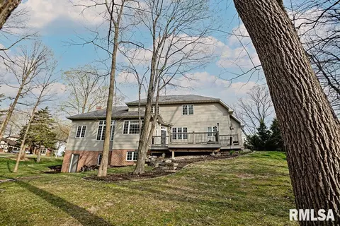 203 Parkway Dr, Eureka, IL 61530 photo 4