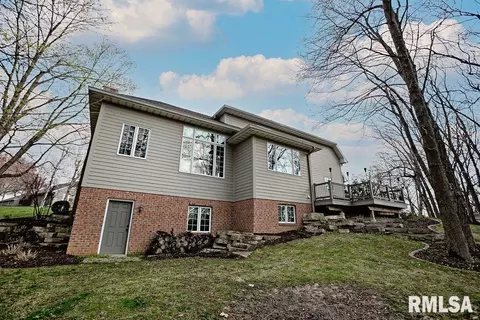203 Parkway Dr, Eureka, IL 61530 photo 3
