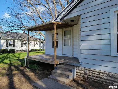 125 E Beech St, Canton, IL 61520 photo 2
