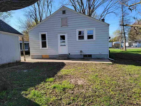 125 E Beech St, Canton, IL 61520 photo 5