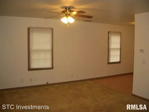 329 S Monroe St, Macomb, IL 61455 photo 4