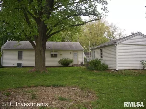329 S Monroe St, Macomb, IL 61455 photo 2