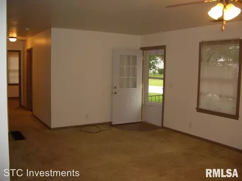 329 S Monroe St, Macomb, IL 61455 photo 3