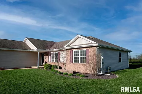 1601 Parkview Dr, Eureka, IL 61530 photo 2