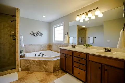 827 Stonebridge Dr, Metamora, IL 61548 photo 24