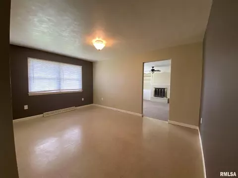 815 Stadium Dr, Macomb, IL 61455 photo 5