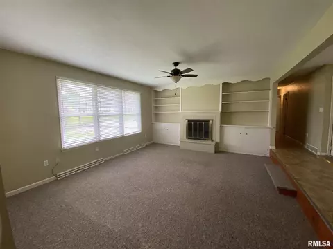 815 Stadium Dr, Macomb, IL 61455 photo 4
