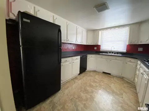 815 Stadium Dr, Macomb, IL 61455 photo 7