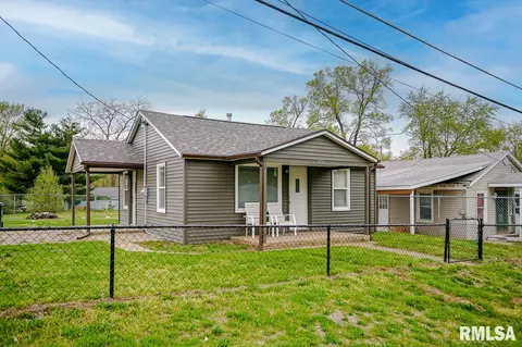 1513 Martin Dr, Pekin, IL 61554 photo 1