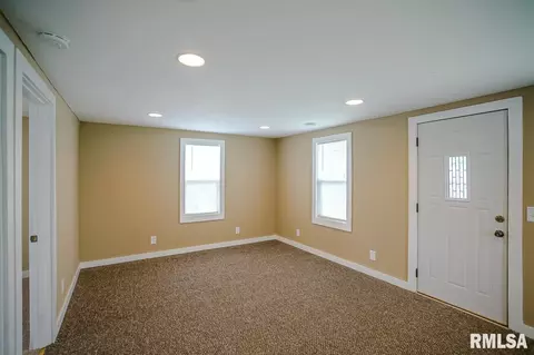 1513 Martin Dr, Pekin, IL 61554 photo 2