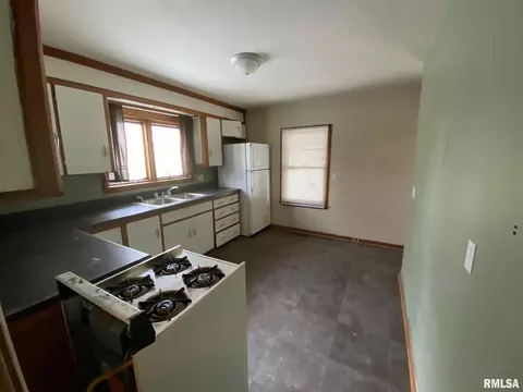 907 Stadium Dr, Macomb, IL 61455 photo 14