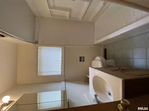 907 Stadium Dr, Macomb, IL 61455 photo 8