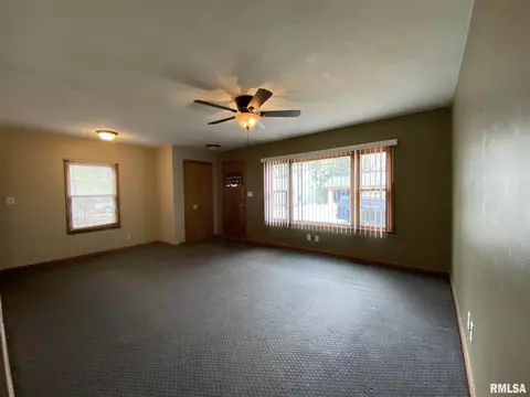 907 Stadium Dr, Macomb, IL 61455 photo 4