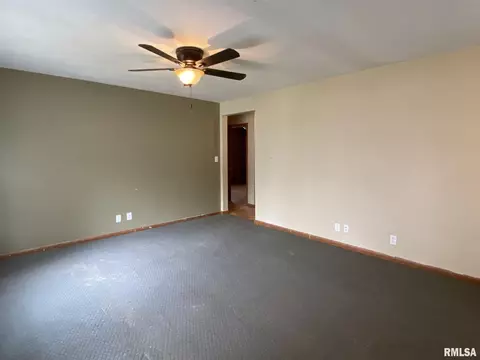 907 Stadium Dr, Macomb, IL 61455 photo 3