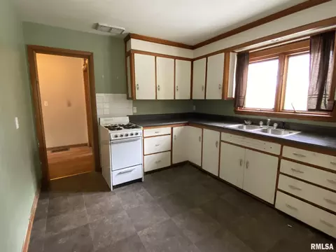 907 Stadium Dr, Macomb, IL 61455 photo 10