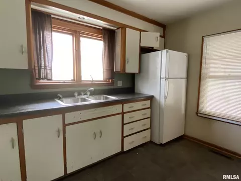 907 Stadium Dr, Macomb, IL 61455 photo 12