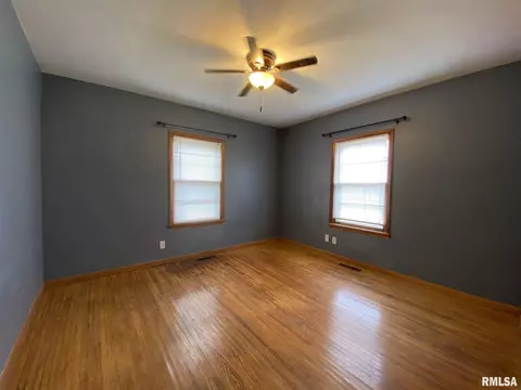 907 Stadium Dr, Macomb, IL 61455 photo 5