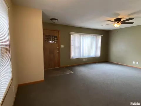 907 Stadium Dr, Macomb, IL 61455 photo 2