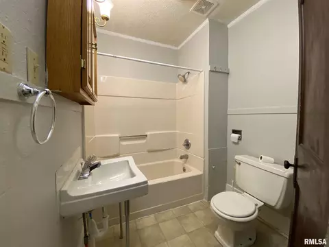 608 N Charles St, Macomb, IL 61455 photo 8