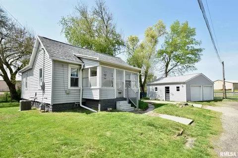 1015 Maple St, Pekin, IL 61554 photo 1