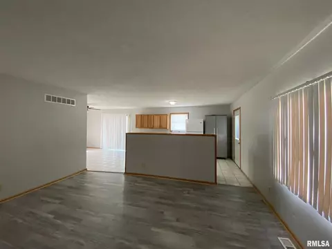422 SW Murray St, Macomb, IL 61455 photo 3