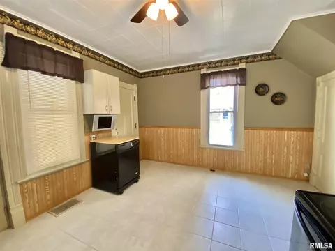 524 S Main St, Canton, IL 61520 photo 8