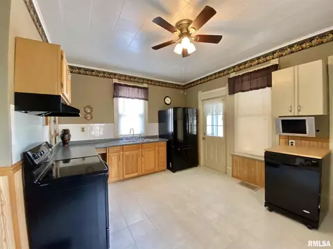 524 S Main St, Canton, IL 61520 photo 9