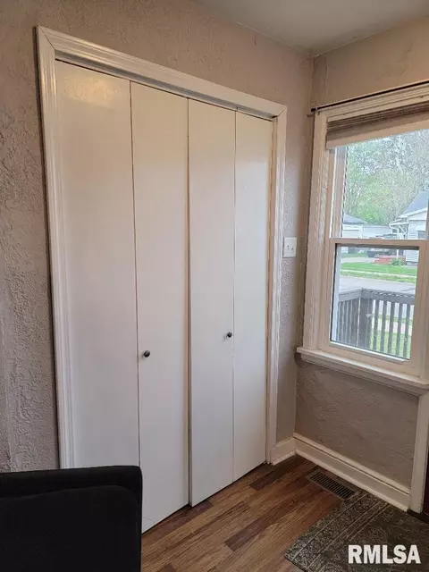 820 E Ash St, Canton, IL 61520 photo 9