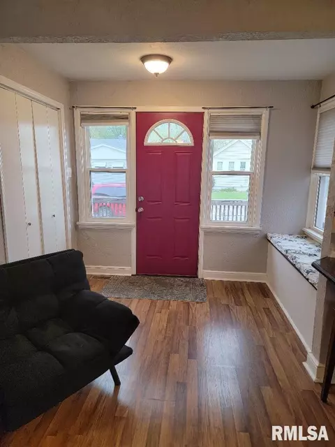 820 E Ash St, Canton, IL 61520 photo 2