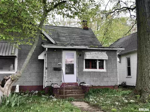 807 E Ash St, Canton, IL 61520 photo 2