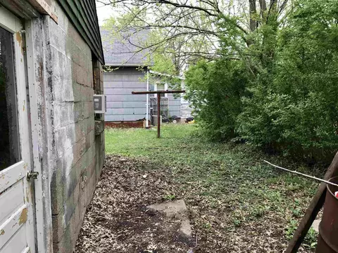 807 E Ash St, Canton, IL 61520 photo 9